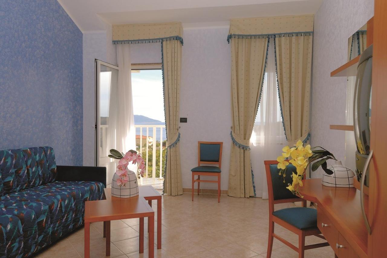 Hotel Zlatni Lav Martinscica  Ngoại thất bức ảnh
