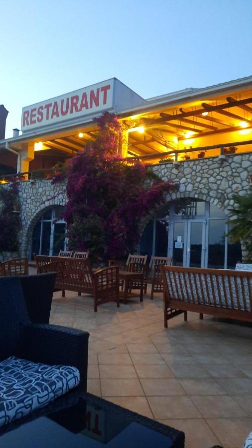 Hotel Zlatni Lav Martinscica  Ngoại thất bức ảnh