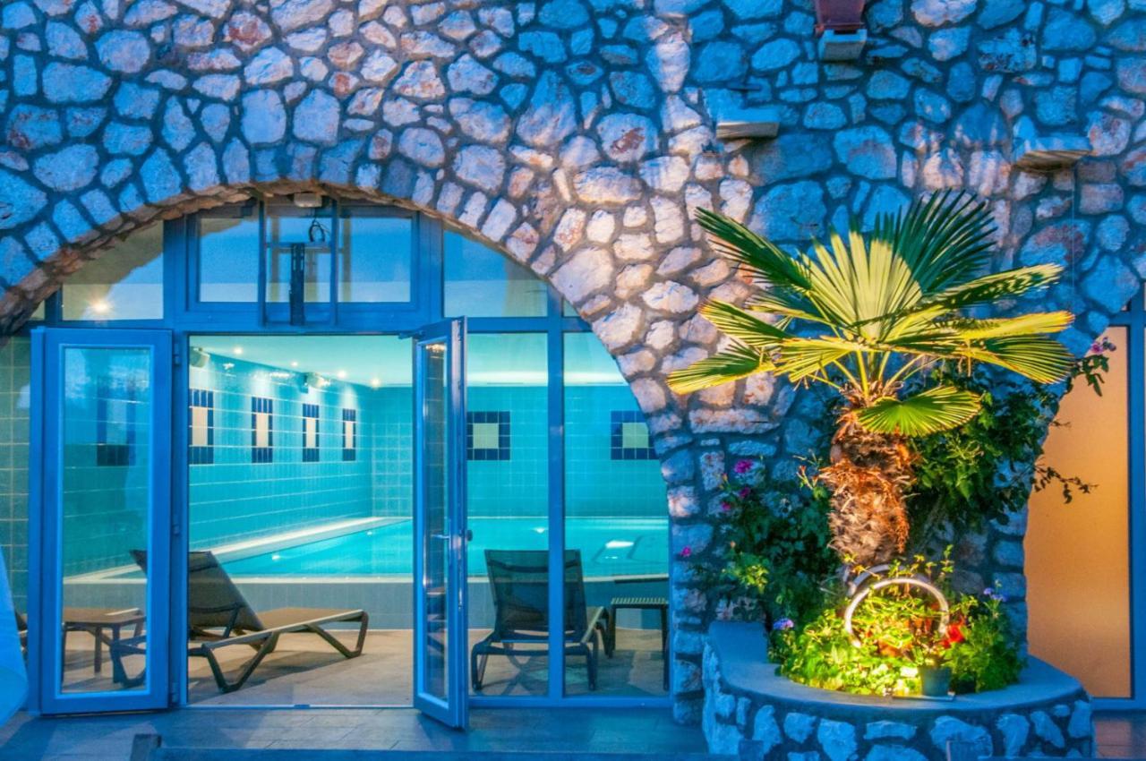 Hotel Zlatni Lav Martinscica  Ngoại thất bức ảnh