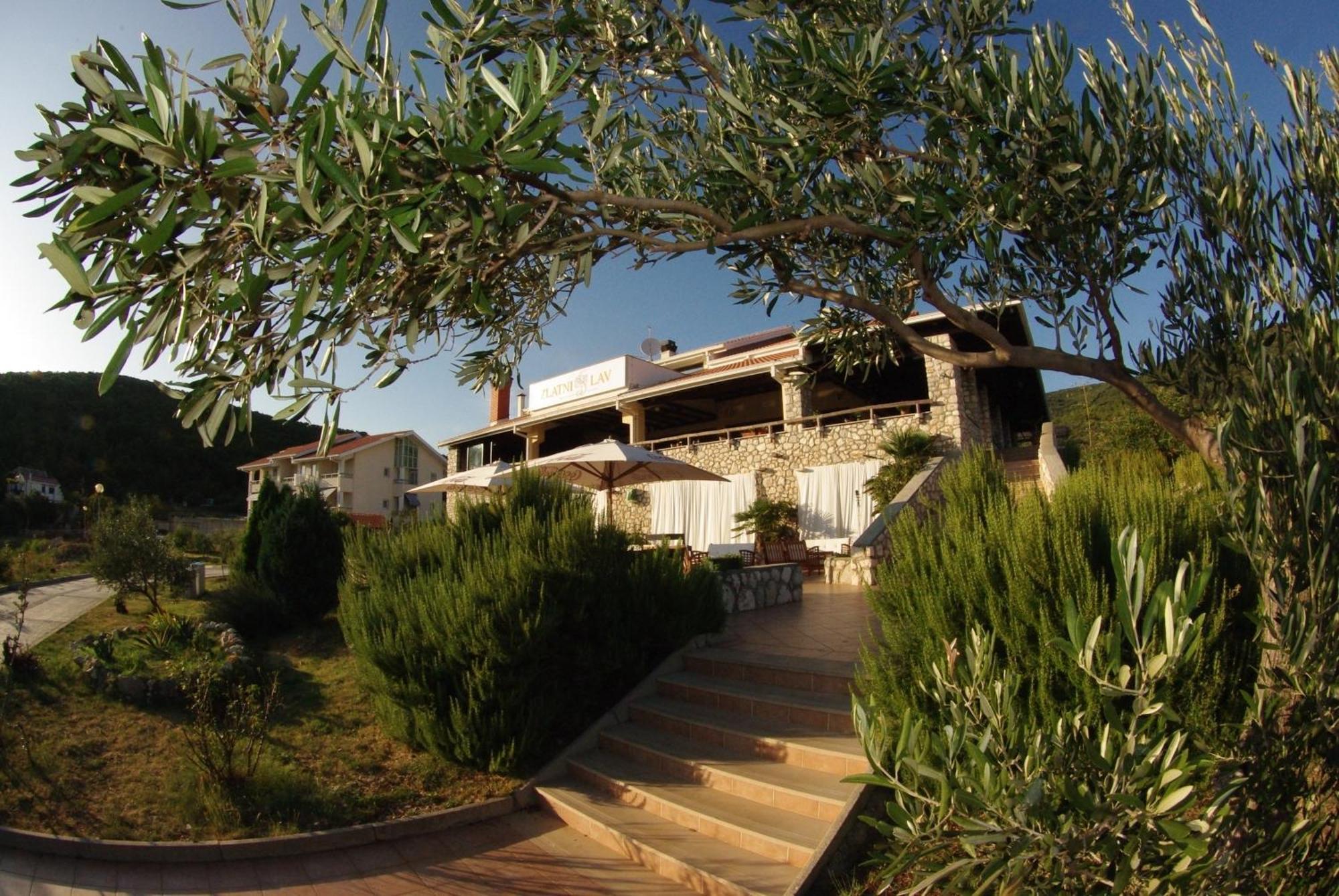 Hotel Zlatni Lav Martinscica  Ngoại thất bức ảnh