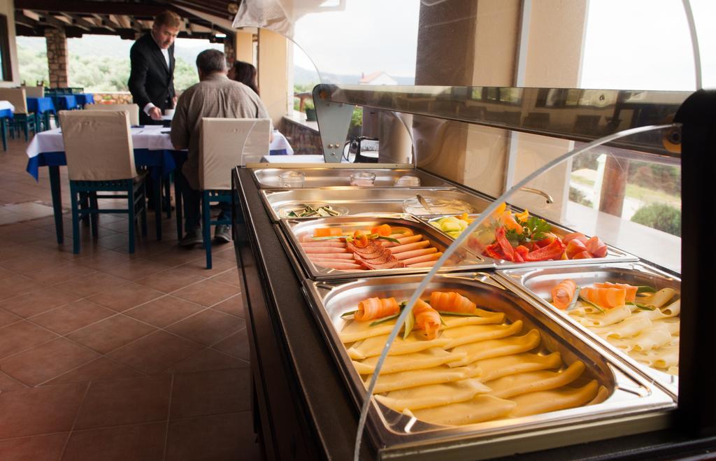 Hotel Zlatni Lav Martinscica  Ngoại thất bức ảnh