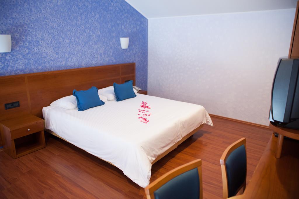 Hotel Zlatni Lav Martinscica  Ngoại thất bức ảnh