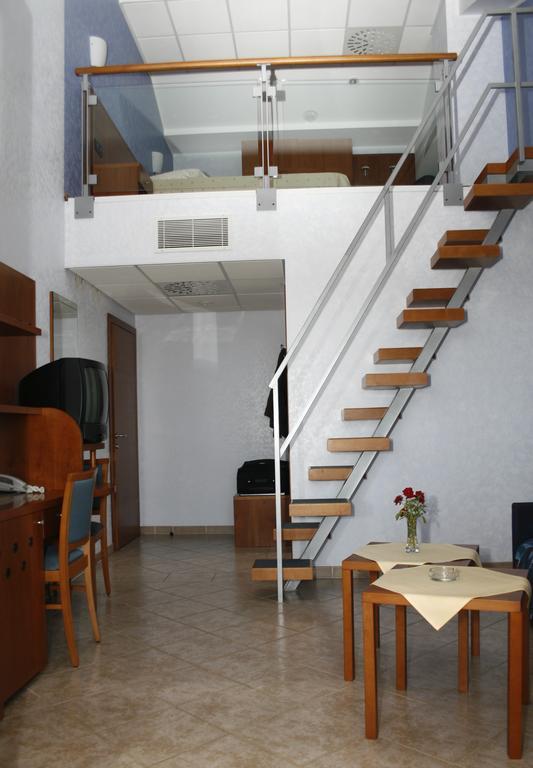 Hotel Zlatni Lav Martinscica  Ngoại thất bức ảnh