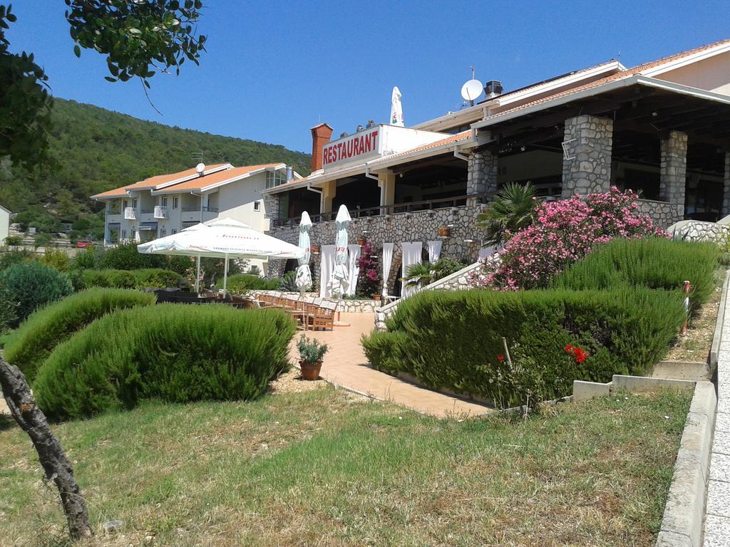 Hotel Zlatni Lav Martinscica  Ngoại thất bức ảnh