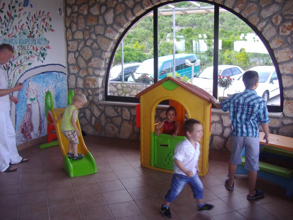 Hotel Zlatni Lav Martinscica  Ngoại thất bức ảnh